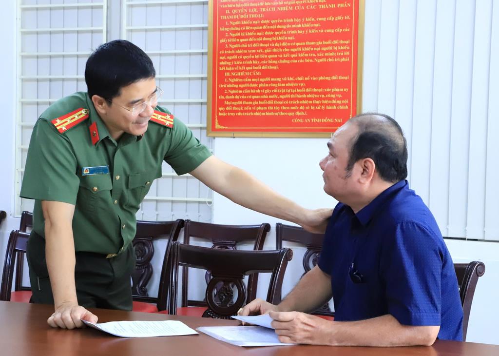 Đại tá Nguyễn Hồng Phong, Giám đốc Công an tỉnh trao đổi với người dân tại buổi tiếp công dân ngày 21-10. Ảnh: Công an tỉnh