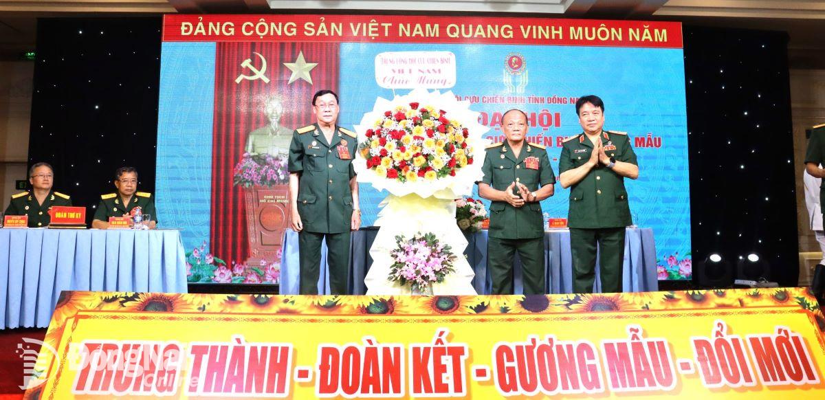 Thiếu tướng Trần Đình Hướng (bìa phải) tặng hoa chúc mừng đại hội. Ảnh: Nguyệt Hà