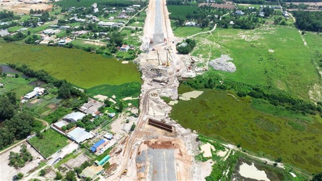 The Sub-project 3 of the Biên Hòa-Vũng Tàu Expressway passing Phú Mỹ Town in the southern Bà Rịa - Vũng Tàu Province is under construction. VNA/VNS Photo Hoàng Nhị
