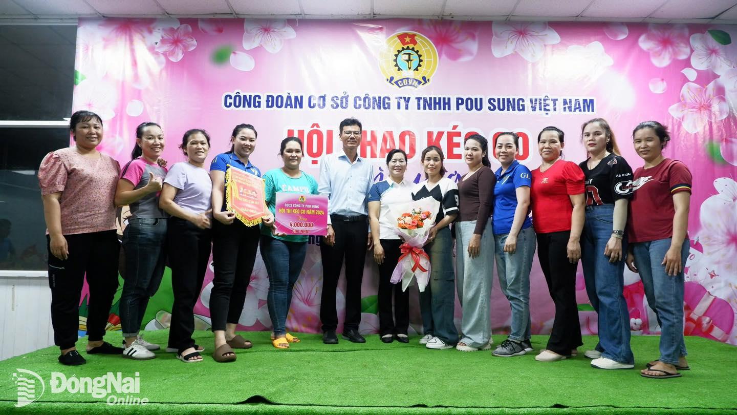 Công đoàn Công ty TNHH Pousung Việt Nam trao giải các đội dự thi nấu ăn. Ảnh: Lan Mai