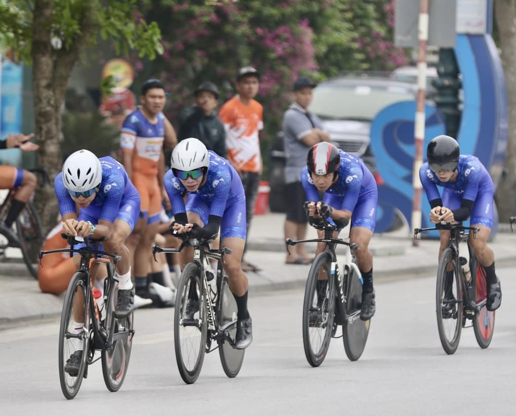 Đội Đồng Nai gồm 4 vận động viên: Nguyễn Hoàng Sang, Nguyễn Hướng, Đặng Thành Được và Phan Công Hiếu giành huy chương đồng nội dung đồng đội tính giờ nam (TTT) cự ly 80km. Ảnh: ĐVCC 