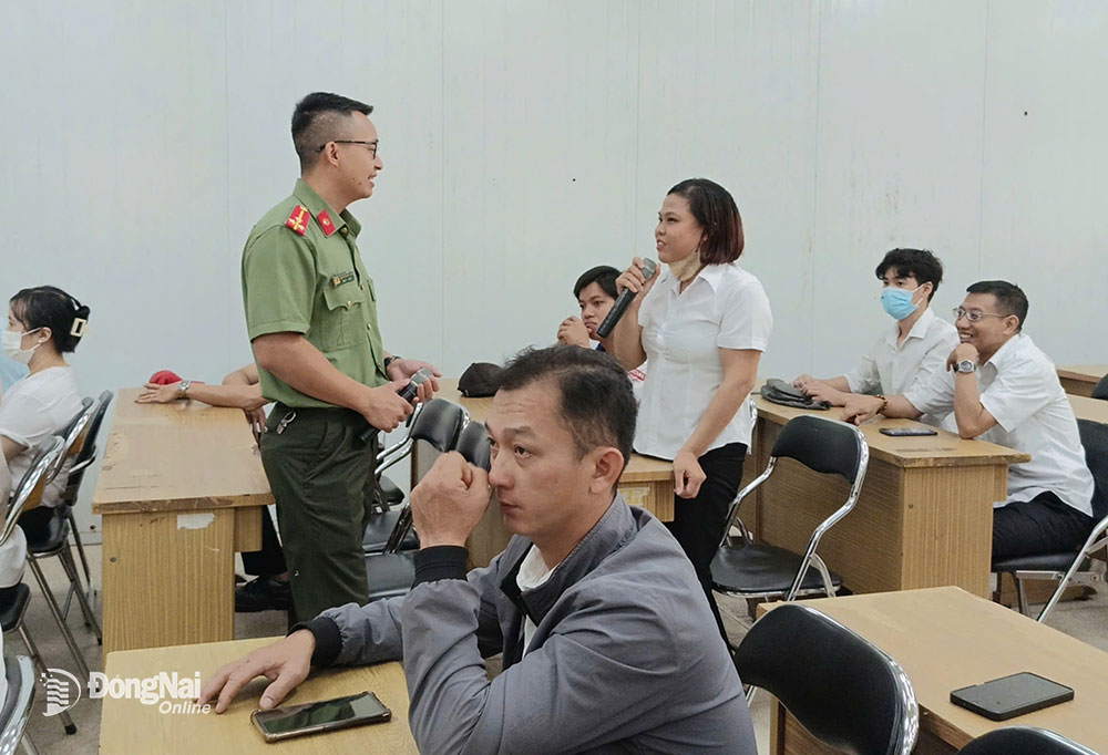 Báo cáo viên Công an tỉnh tuyên truyền pháp luật cho cán bộ, công nhân Công ty CP Hữu hạn Vedan Việt Nam (huyện Long Thành). Ảnh: T.DANH