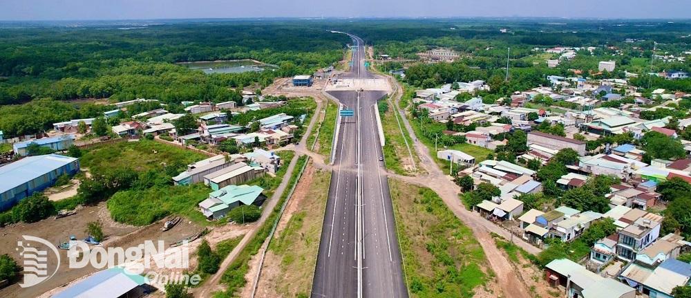 Ảnh 1. Đoạn tuyến dài hơn 7km thuộc Dự án đường cao tốc Bến Lức - Long Thành đoạn qua địa bàn tỉnh sẽ được đưa vào khai thác tạm trong tháng 11-2024 thuộc gói thầu A7 và một phần gói thầu A6.