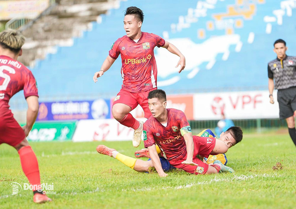 Trung vệ, đội trưởng Thái Sơn (17), cầu thủ lớn tuổi nhất của Đồng Nai FC.