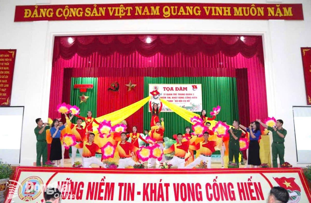 Tiết mục văn nghệ trong chương trình tọa đàm. Ảnh: ĐVCC