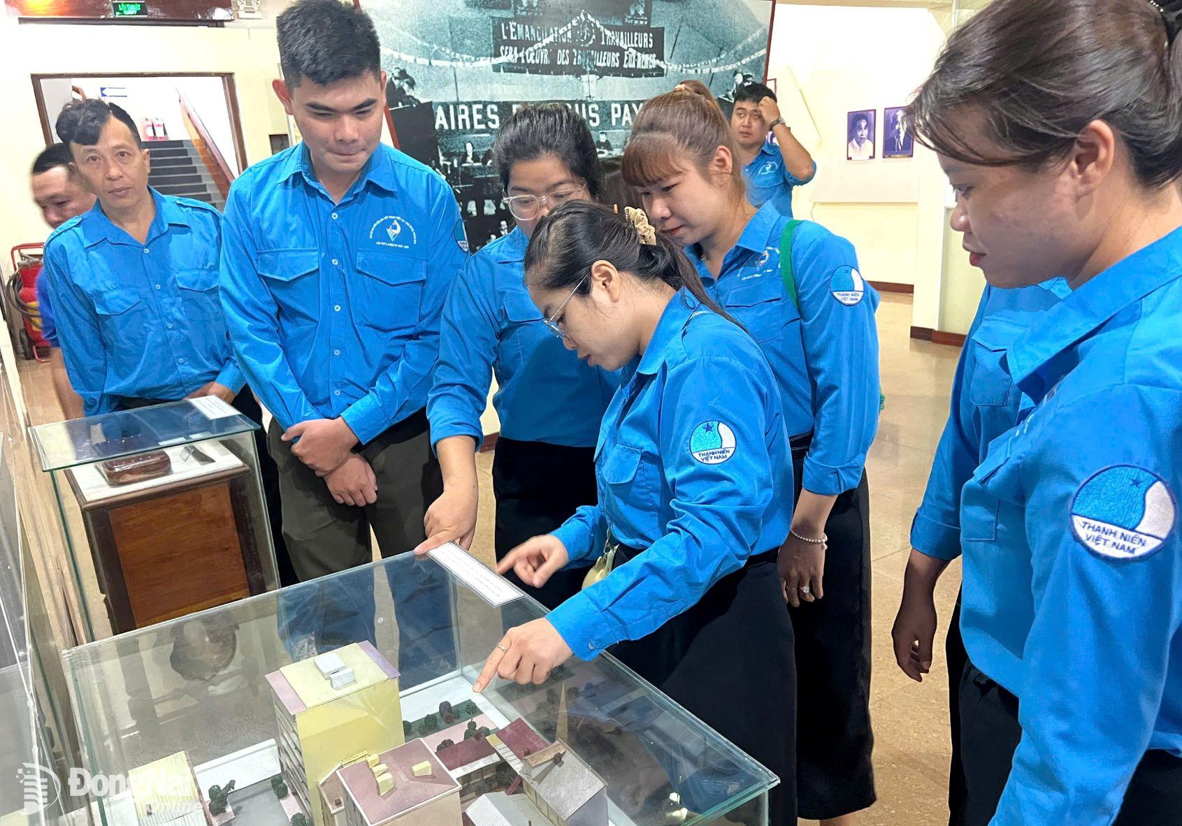 Cán bộ, hội viên, thanh niên tham qua tìm hiểu tại Bảo tàng Hồ Chí Minh – chi nhánh Bình Thuận. Ảnh: ĐVCC