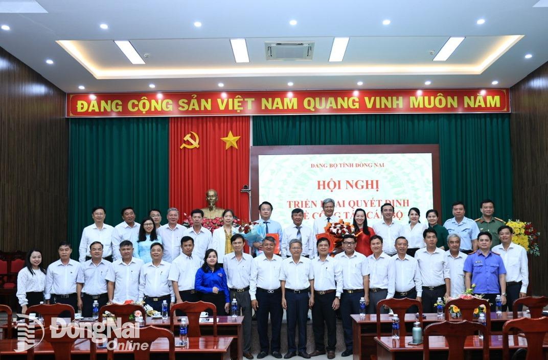 Các đồng chí trong Ban Chấp hành, Ban Thường vụ Huyện ủy Cẩm Mỹ chụp ảnh lưu niệm với các đồng chí lãnh đạo mới được điều động và chỉ định giữ chức Bí thư Huyện ủy. Ảnh: Công Nghĩa