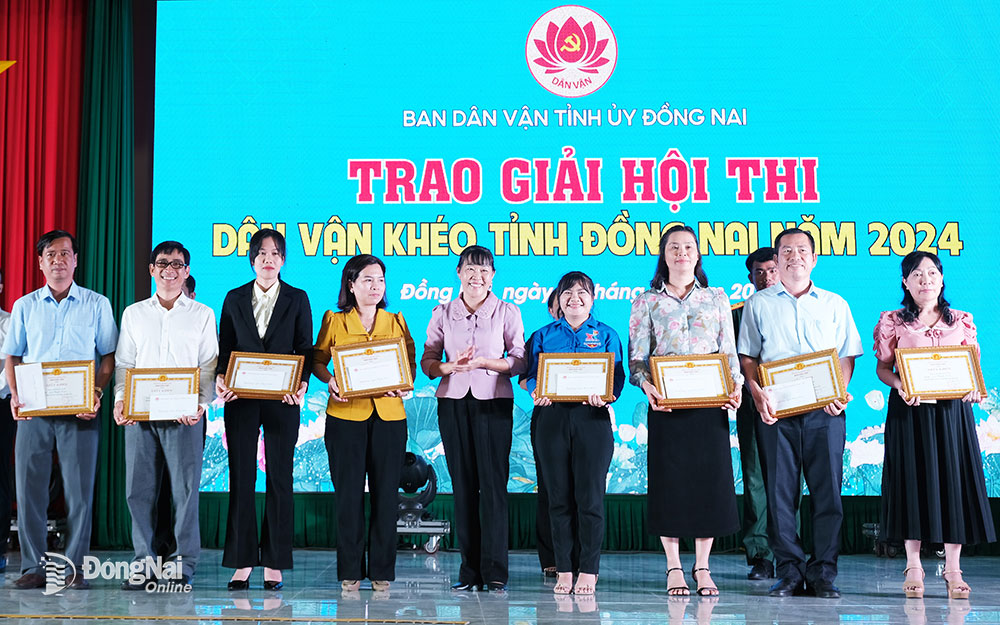 Phó trưởng ban Dân vận Tỉnh ủy Nguyễn Thị Vẹn trao giải khuyến khích cho các đội. Ảnh: Đắc Nhân