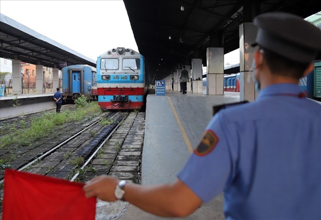 A train arrives at Saigon Railway Station – PHOTO: LAODONG.VN
