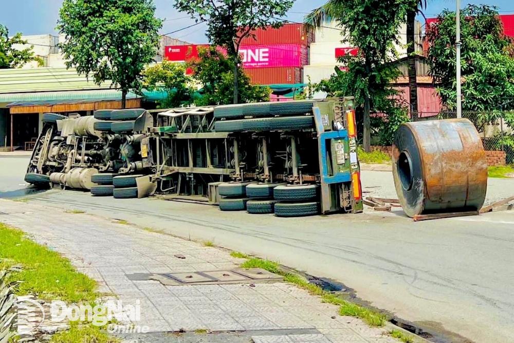 Hiện trường xe đầu kéo bị lật sau khi ôm cua dưới gầm cầu Đồng Nai, đoạn qua phường Bình Thắng (thành phố Dĩ An, tỉnh Bình Dương). Ảnh: CTV