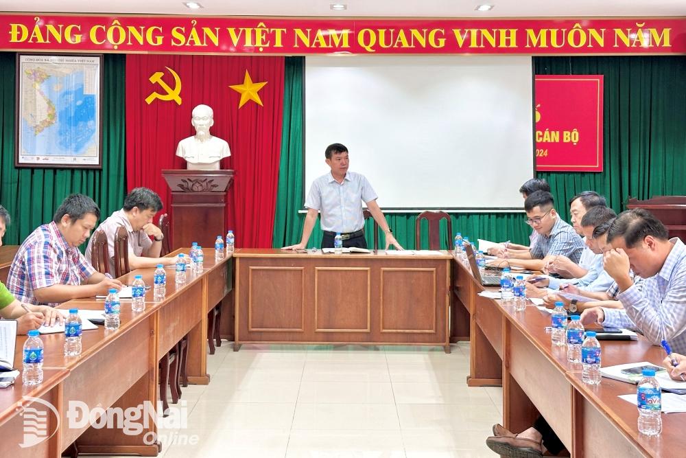 Phó giám đốc Sở Giao thông vận tải Nguyễn Bôn chủ trì buổi làm việc đôn đốc sửa chữa các tuyến quốc lộ, đường tỉnh qua địa phận Đồng Nai. Ảnh: Đăng Tùng.