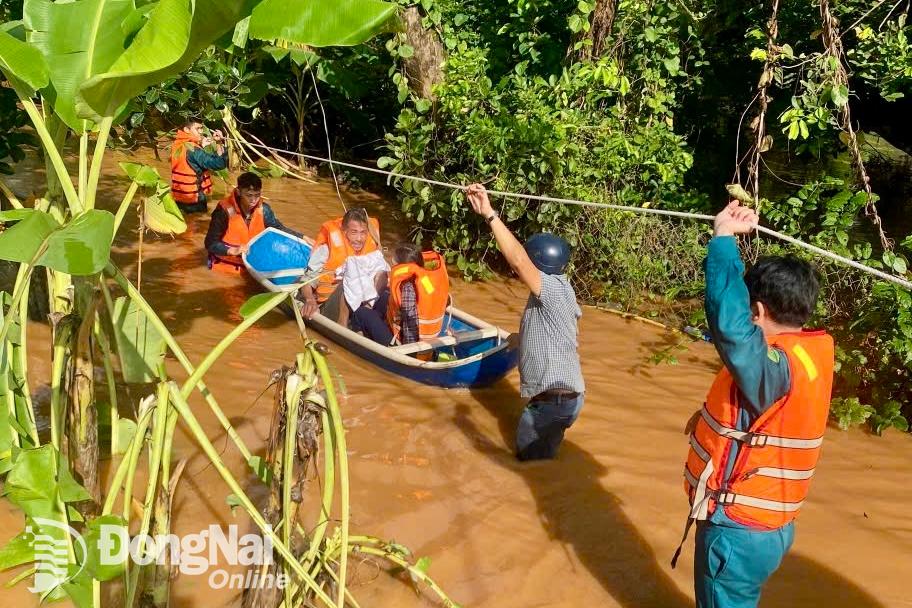 Nước gây lụt trên diện rộng, Biên Hòa huy động lực lượng hỗ trợ người dân phường Phước Tân thoát khỏi vùng ngập