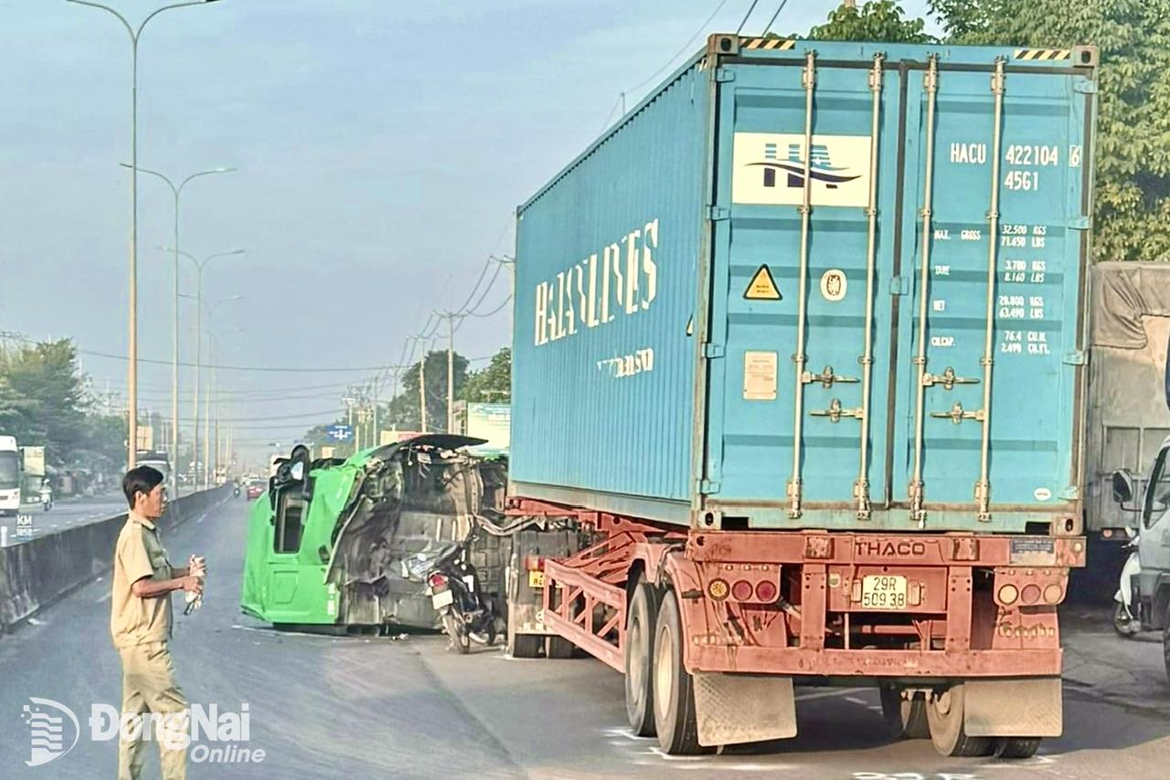 Va chạm với xe tải khiến xe đầu kéo “rụng” cabin trên đường Võ Nguyên Giáp