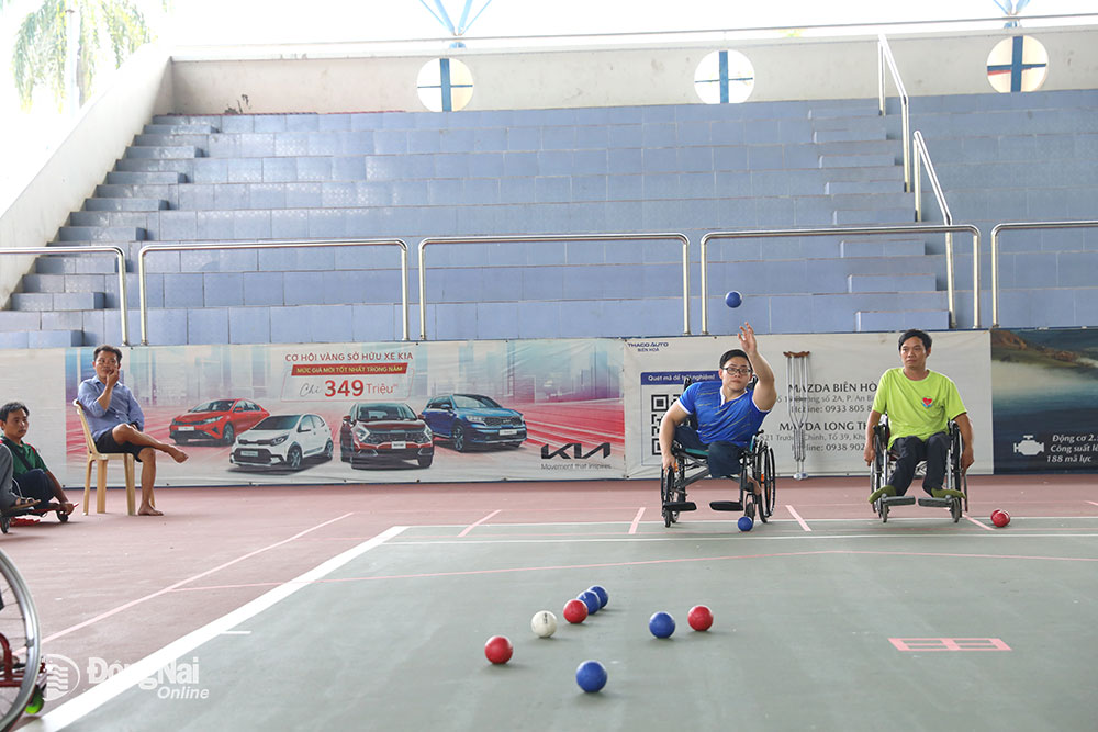 Các vận động viên thi đấu môn Boccia tại Trung tâm Huấn luyện và thi đấu thể dục thể thao tỉnh. Ảnh: Huy Anh