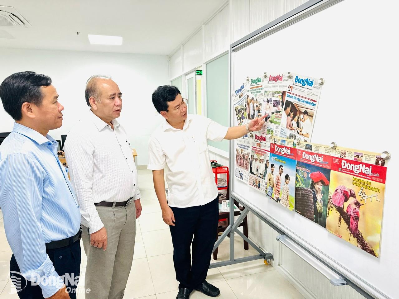 Tổng biên tập Báo Đồng Nai Đào Văn Tuấn giới thiệu với đoàn công tác các ấn phẩm báo in của Báo Đồng Nai. Ảnh: Công Nghĩa