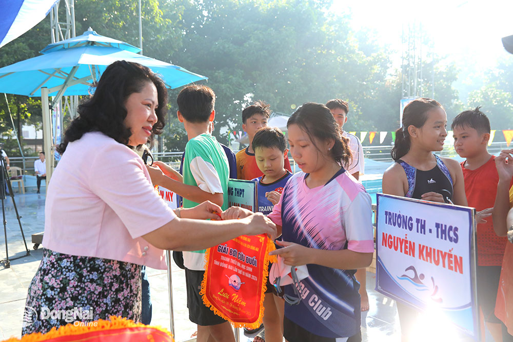 Ban tổ chức tặng cờ lưu niệm cho các đơn vị tham dự giải. Ảnh: Huy Anh