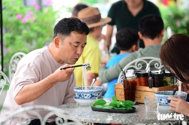 Korean tourists enjoy Vietnamese Pho (Photo: tuoitre.vn)
