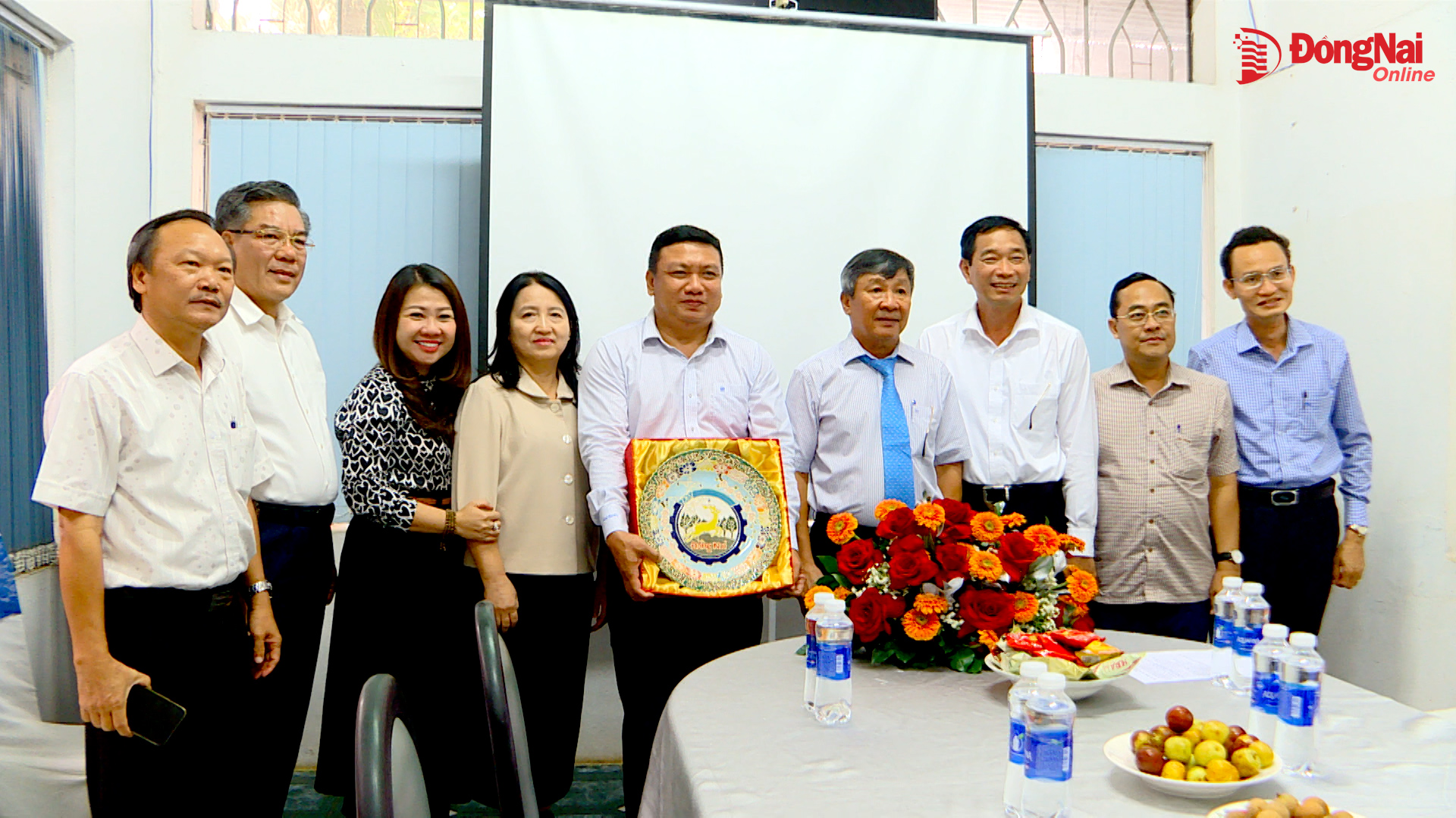 Phó bí thư thường trực Tỉnh ủy Hồ Thanh Sơn thăm các doanh nghiệp nhân Ngày Doanh nhân Việt Nam