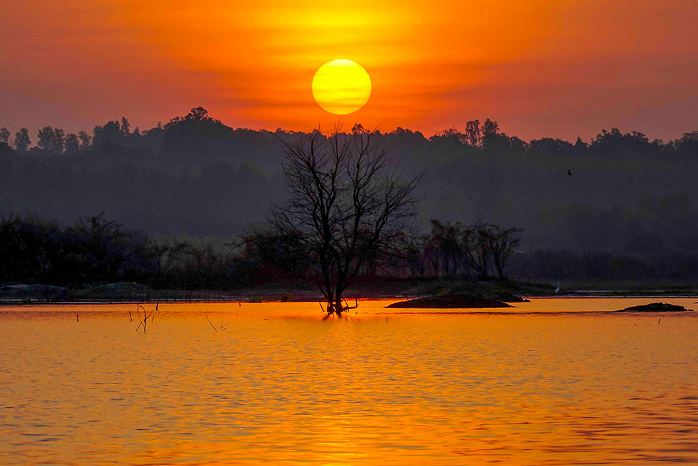 Bình minh bên hồ. Ảnh: NGUYỄN CAO TÚ