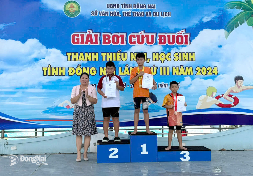 Ban tổ chức trao huy chương cho các vận động viên đạt thứ hạng cao tại giải. Ảnh: Huy Anh