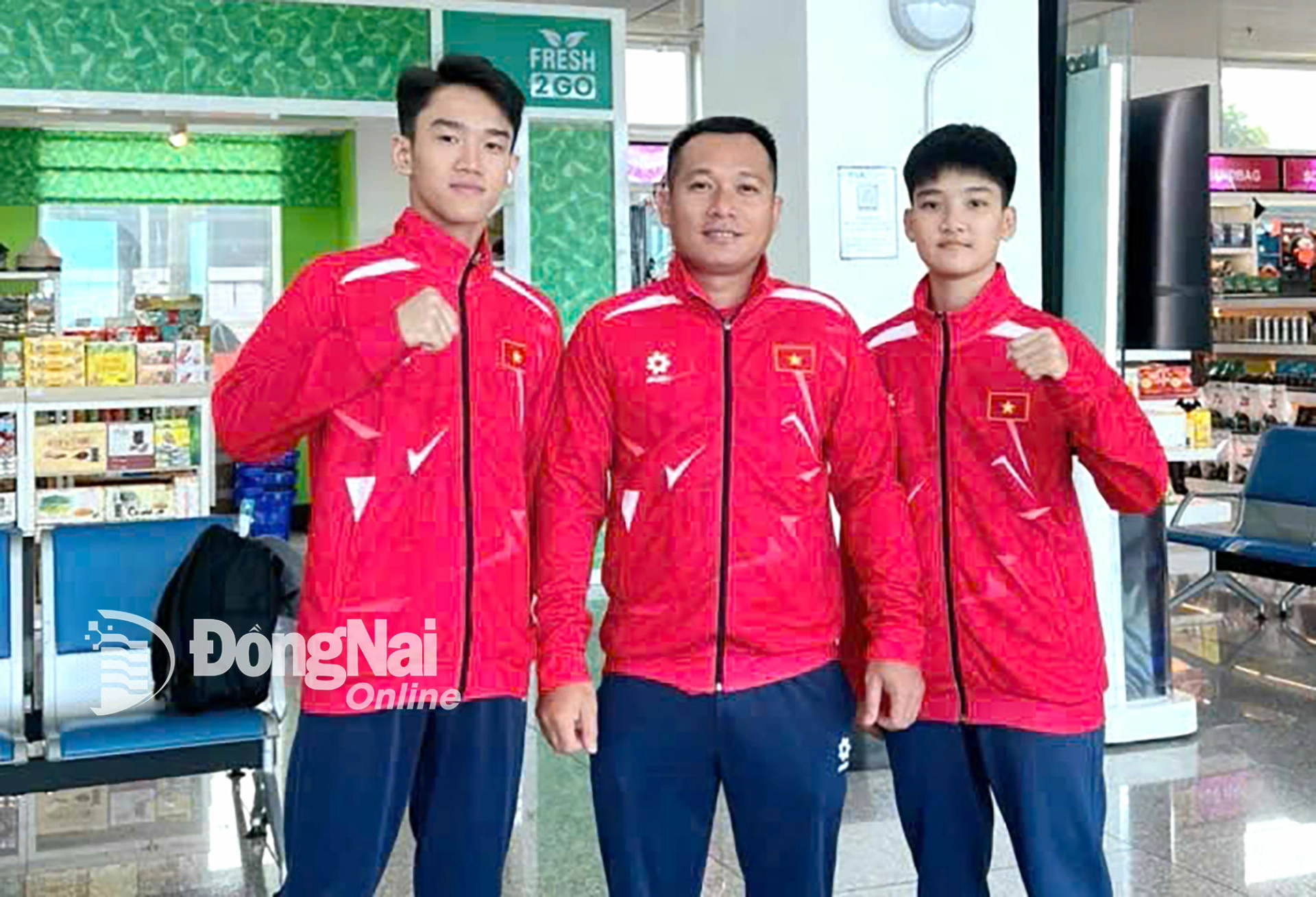 Thầy trò huấn luyện viên Huỳnh Ngọc Anh tại sân bay Tân Sơn Nhất sáng 21-10. Ảnh: ĐVCC