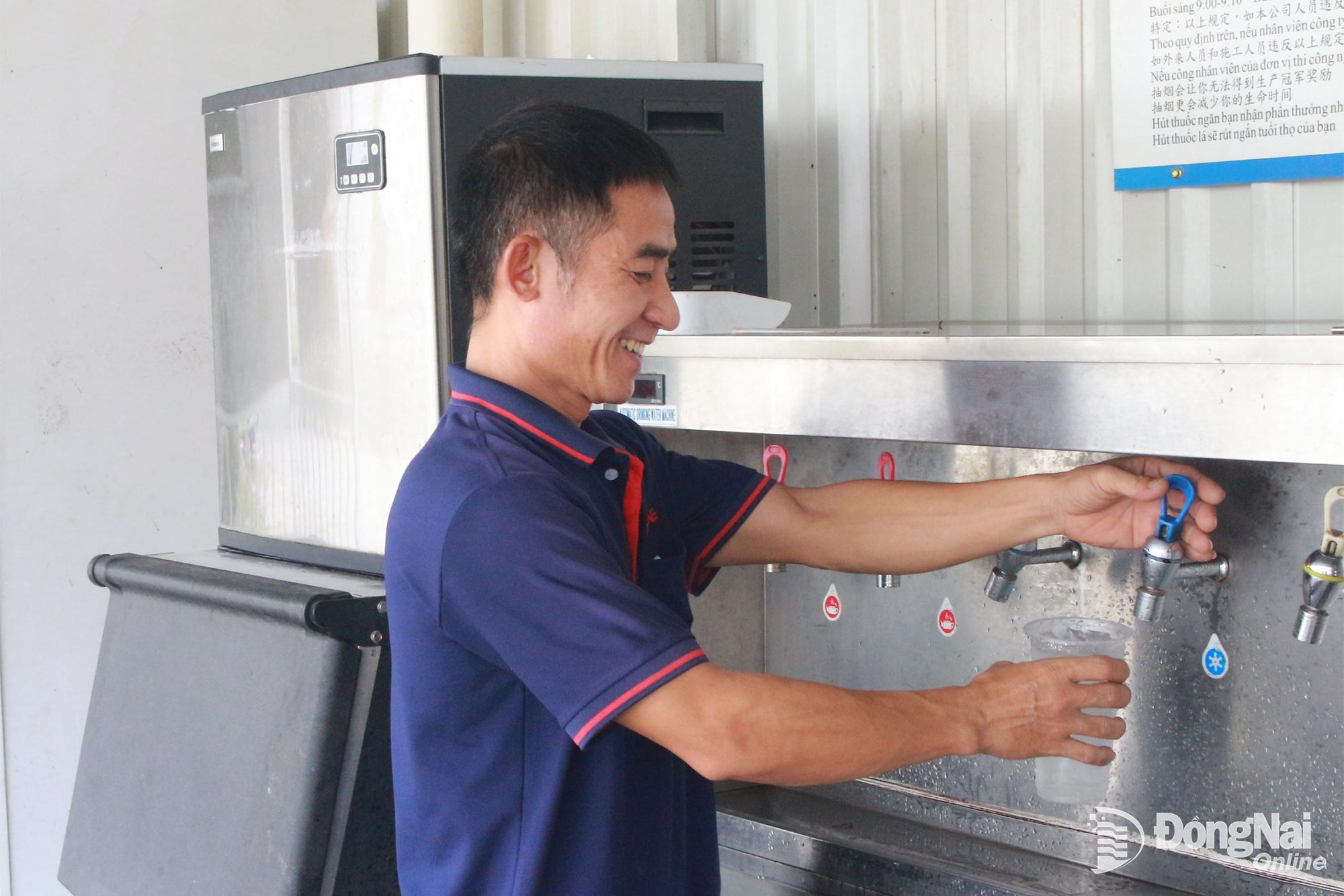 Công nhân Công ty TNHH Việt Nam Fortune Technology International (phường Bình Phước) sử dụng đá lạnh do công ty trang bị. Ảnh: N.Hòa

