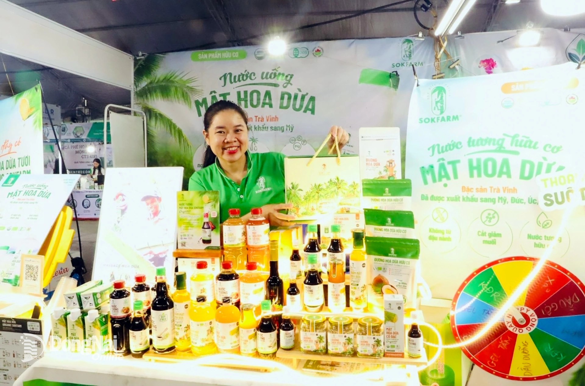 Gian hàng đặc sản của tỉnh Vĩnh Long. Ảnh: B.Nguyên
