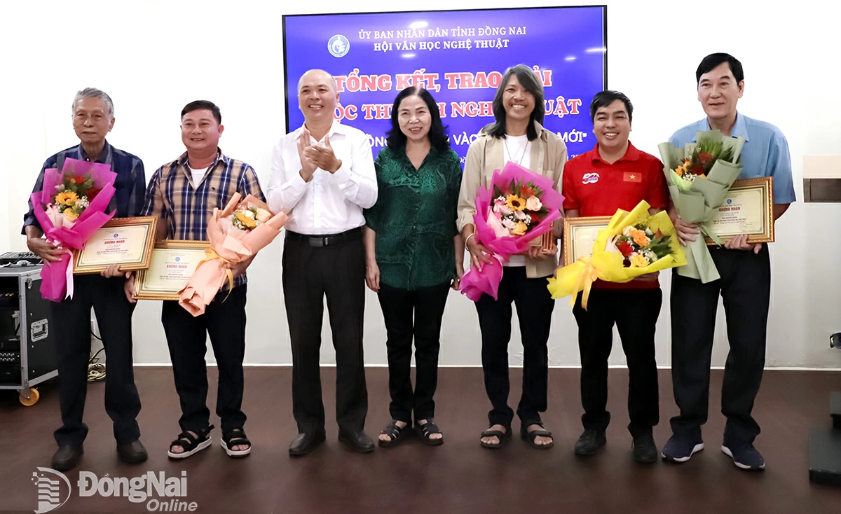 Ban tổ chức trao giải khuyến khích cho các tác giả đoạt giải. Ảnh: My Ny
