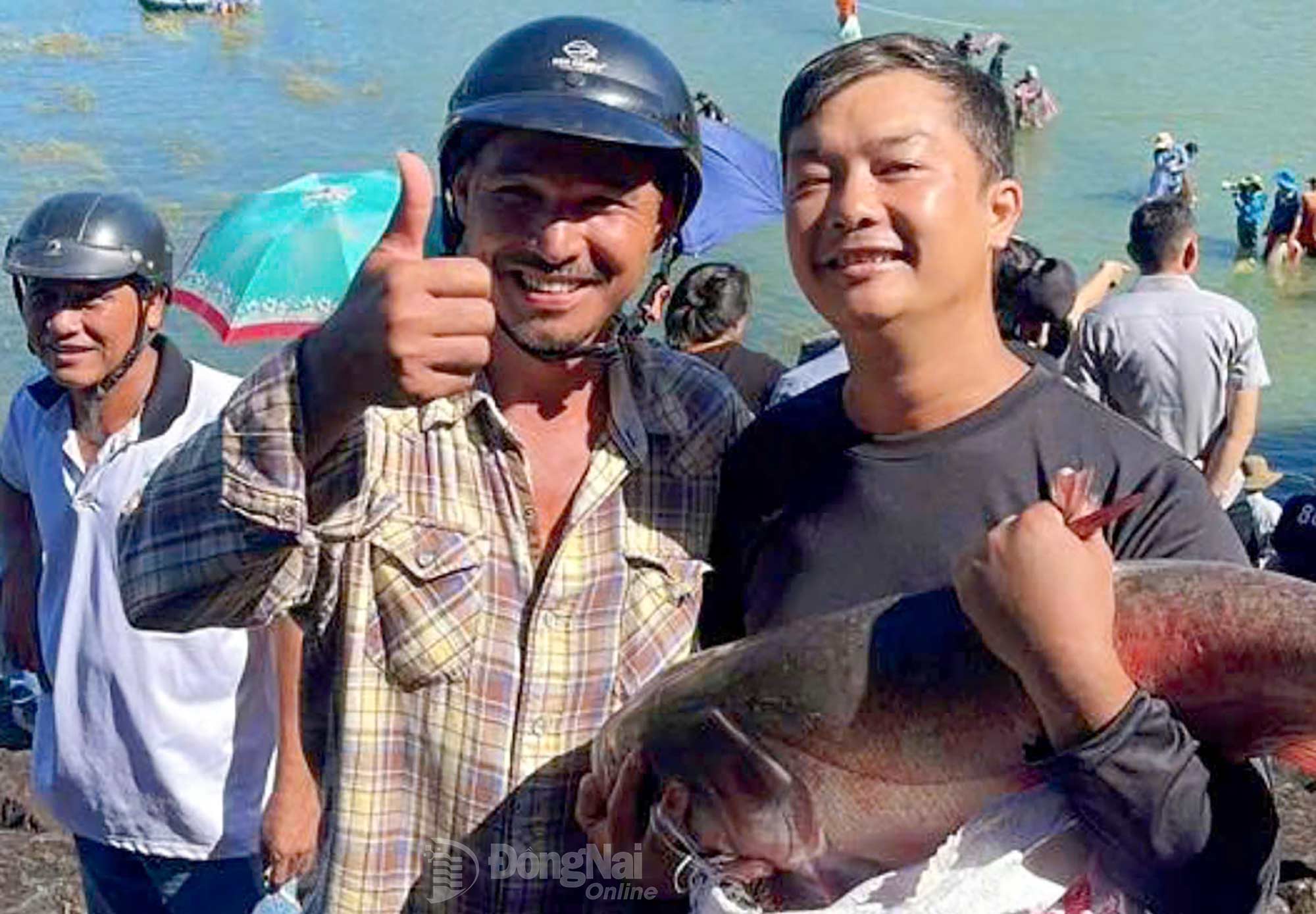 Residents celebrate after catching a giant fish. Photo: Thuy Tien