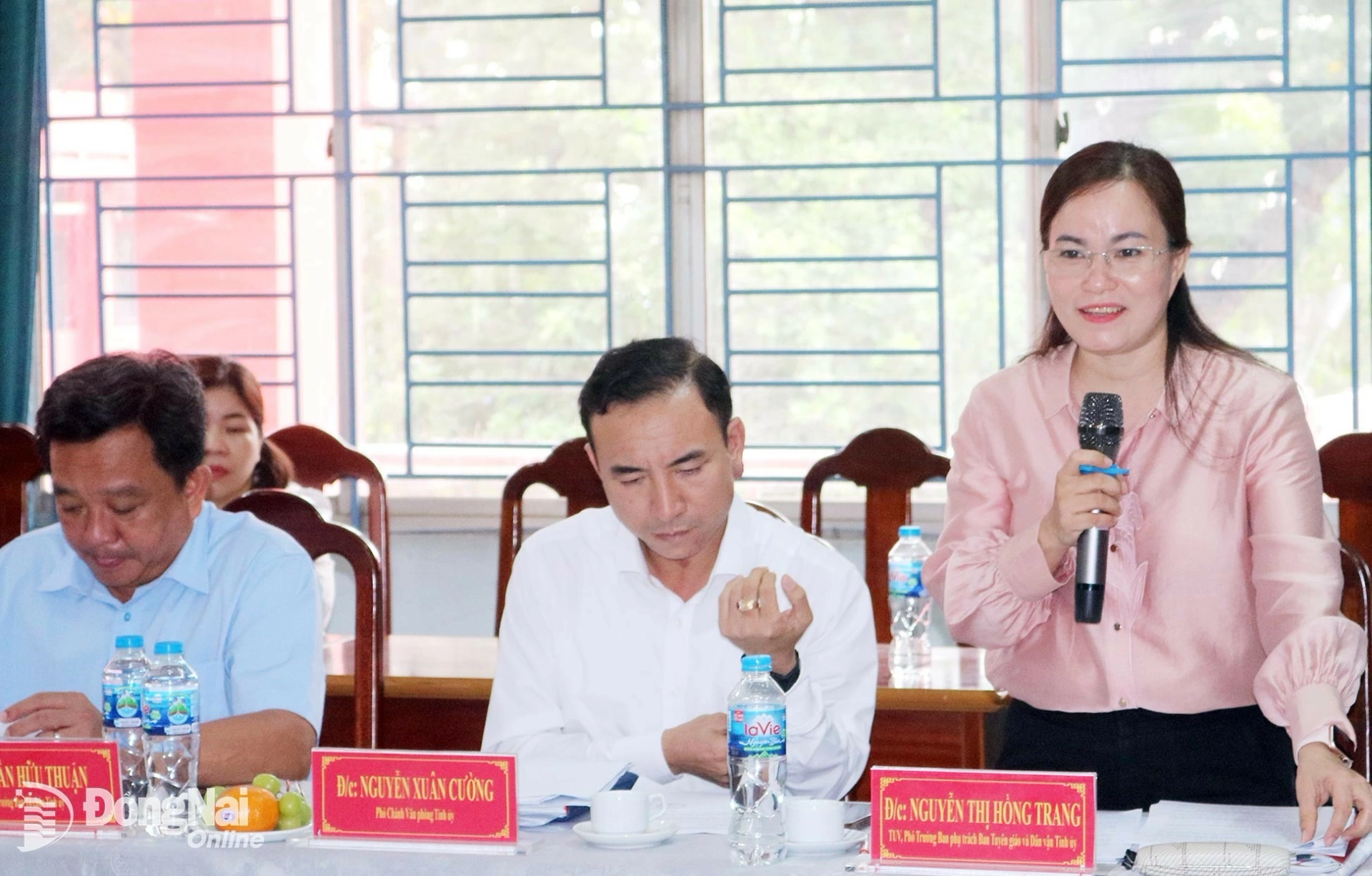 Nguyen Thi Hong Trang, Member of the Provincial Party Committee and Deputy Head in charge of the Provincial Party Committee’s Commission for Propaganda and Mass Mobilization, delivers remarks at the working session. Photo: Phuong Hang