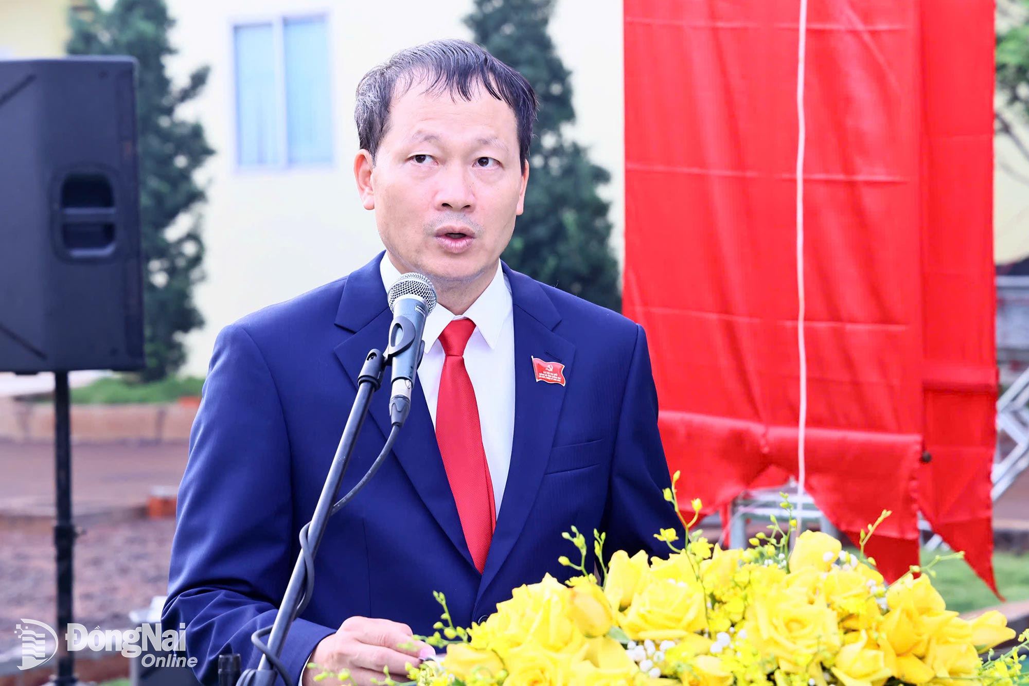 Secretary of the Provincial Party Committee, Head of the Dong Nai Provincial Delegation of National Assembly Deputies Vu Hong Van reports on achievements at the tribute-paying ceremony at Uncle Hos Temple. Photo: Cong Nghia