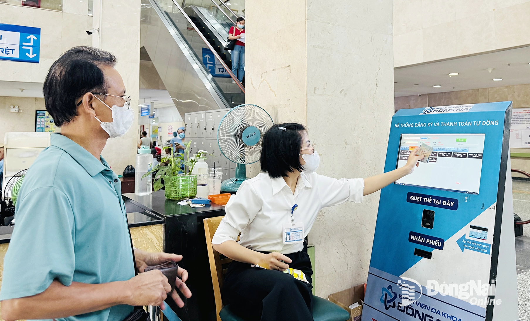 Bệnh nhân đăng ký khám bệnh tại máy đăng ký tự động của Bệnh viện Đa khoa Đồng Nai. Ảnh: An Yên