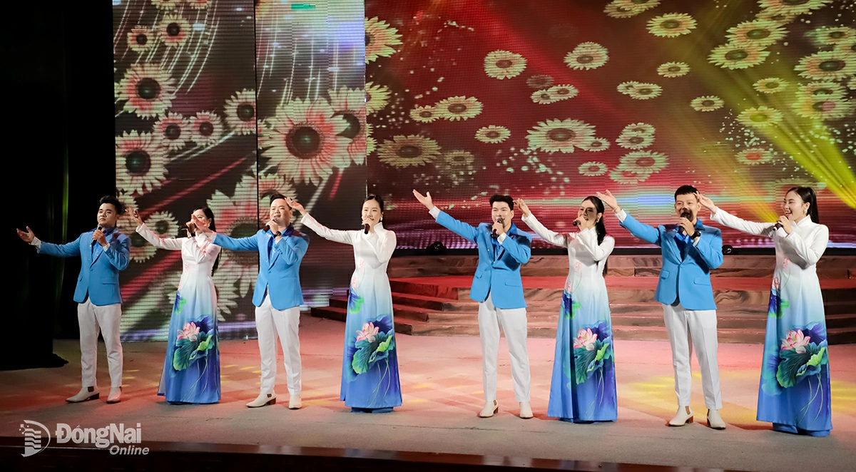 Các nghệ sĩ, diễn viên Nhà hát Nghệ thuật Đồng Nai biểu diễn nghệ thuật mừng hội nghị. Ảnh: My Ny
