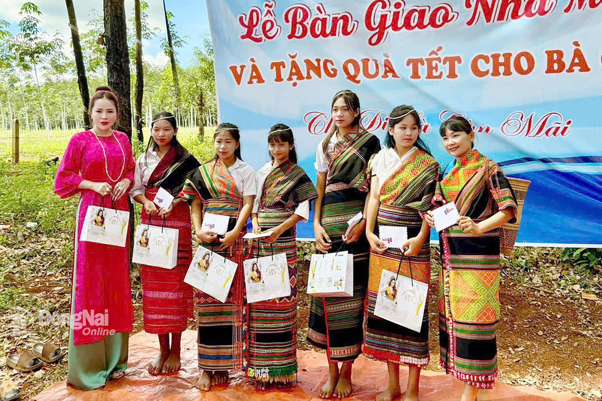 Miss Humanity Nguyen Thi Binh presents gifts to residents in Tho Son Commune (former Dong Nai Commune) at the handover ceremony of charity houses in 2024. Photo courtesy of Contributor