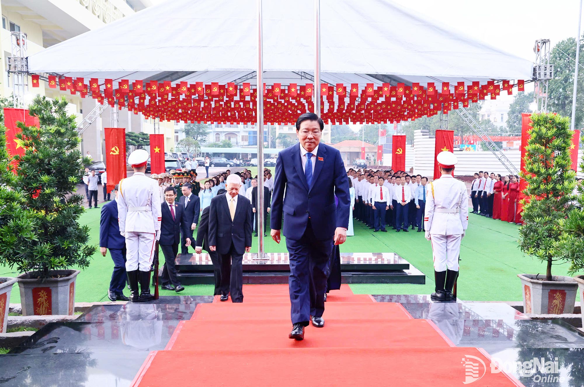 Politburo Member, Secretary of the Party Central Committee, and Head of the Party Central Committee’s Commission for Internal Affairs Phan Dinh Trac attends the tribute-paying ceremony. Photo: Cong Nghia