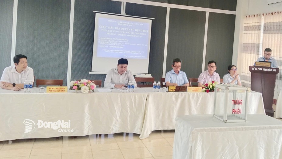 The Provincial Land Fund Development Center coordinates with the Provincial Auction Service Center to organize a land auction in Tam Hiep ward. Photo: Contributor