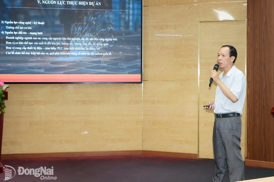 A project representative presents at the final round. Photo: Van Gia