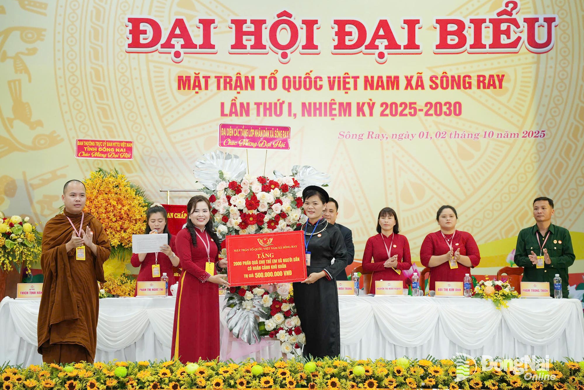 Chairwoman of the Song Ray commune VFF Committee Nguyen Thi Thuy Linh presents a symbolic board of 2,000 gifts for disadvantaged children and families. Photo: Dinh Tai

