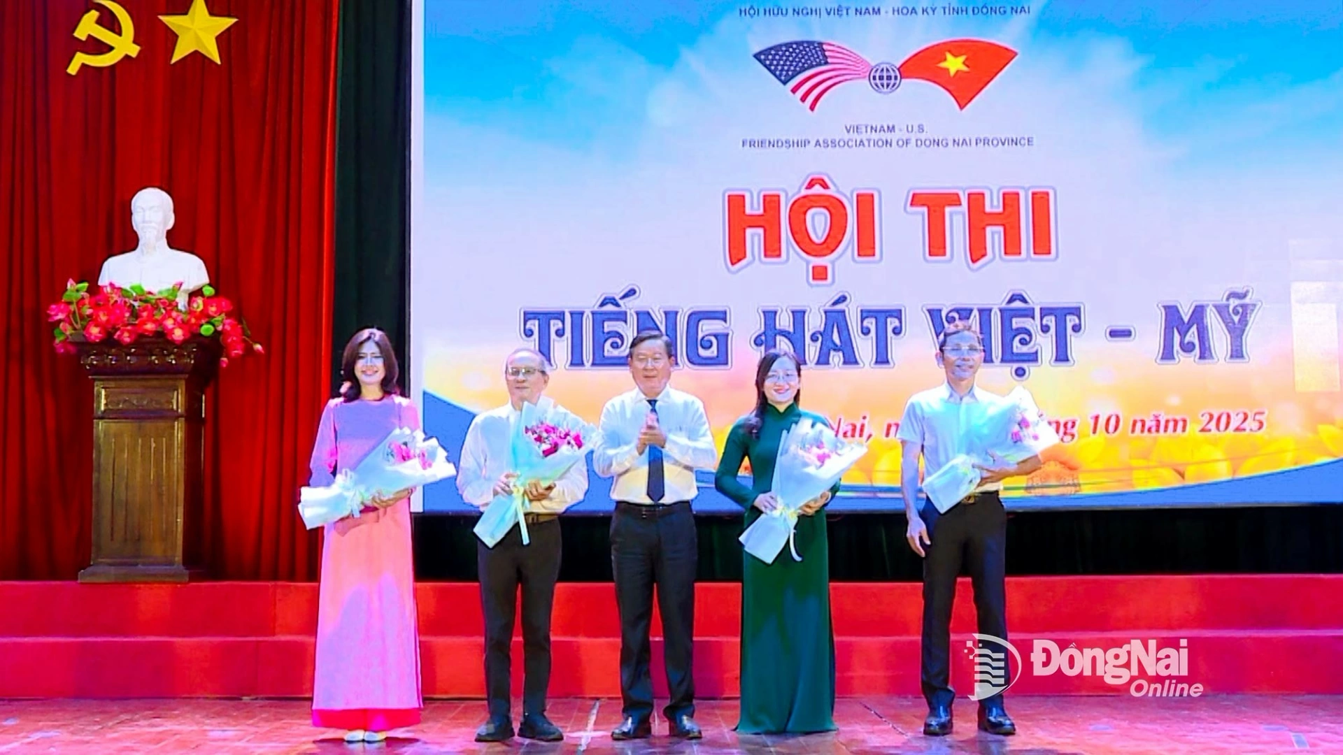 Dao Van Phuoc, Chairman of the Vietnam-U.S. Friendship Association of Dong Nai province, presents flowers to the judging panel. Photo: Quang Pha