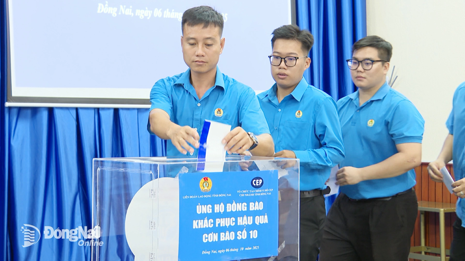 Officials, members, and employees of the DNCL contribute to the relief fund. Photo: Dang Hung