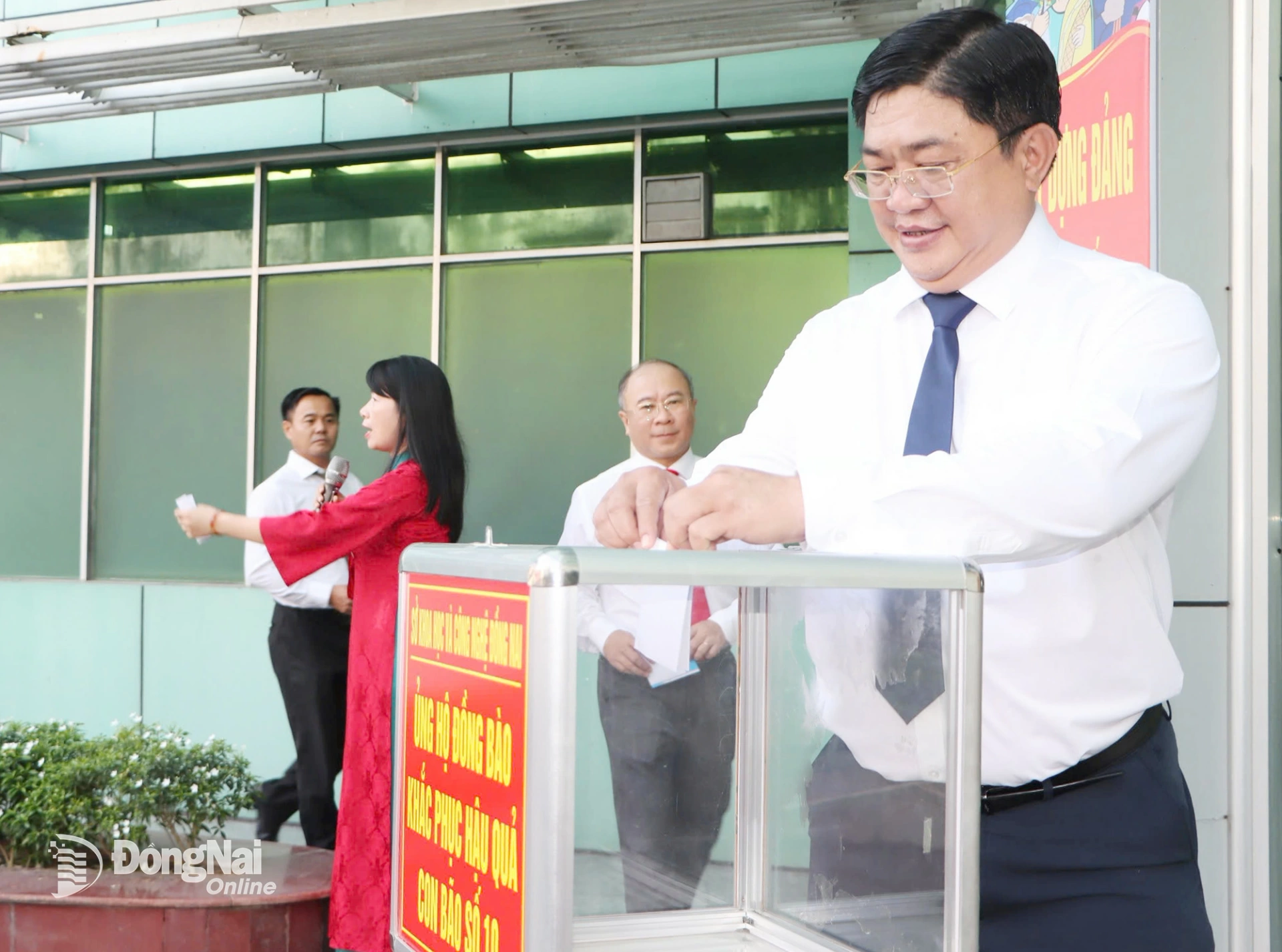 Member of the PPC and Director of the DoST Pham Van Trinh donates to support storm victims. Photo: CTV