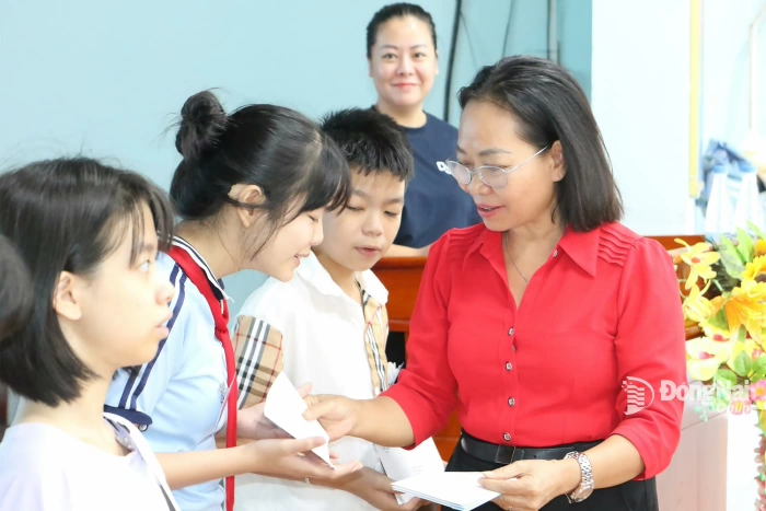 Trao gần 200 triệu đồng học bổng và vốn cho nạn nhân da cam, người khuyết tật