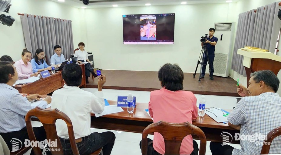 The jury scores the contest Female workers and civil servants in Dong Nai - Beauty in labor. Photo: Viet Cuong