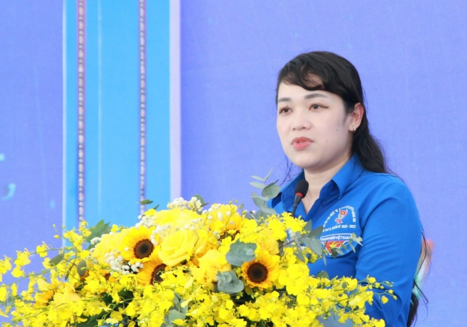 Deputy Secretary of Dong Nai Provincial Youth Union Nguyen Tran Phuong Ha speaks at the program. Photo: Nga Son