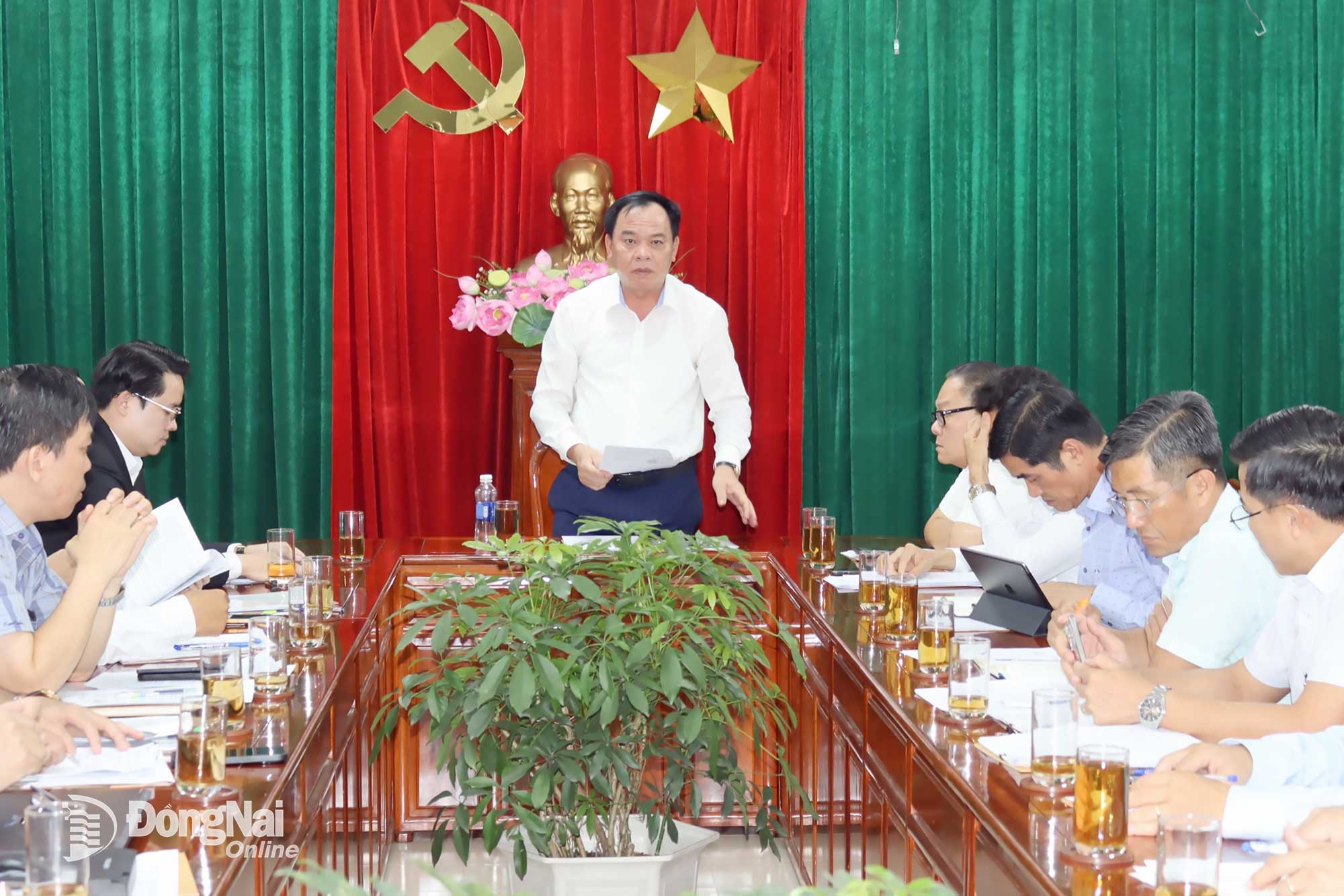Vo Tan Duc, Vice Secretary of the Provincial Party Committee and Chairman of the Dong Nai Provincial Peoples Committee, delivers a directive speech at the meeting. Photo: Hoang Loc