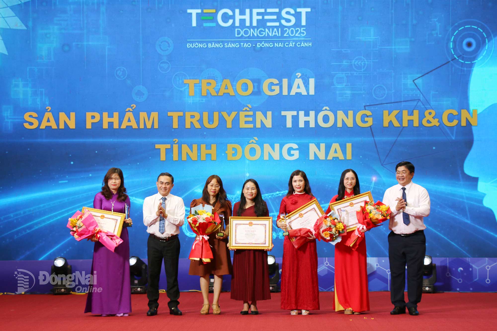 Le Truong Son, Member of the Standing Committee of the Provincial Party Committee, Vice Chairman of Dong Nai Provincial Peoples Committee, and Pham Van Trinh, Provincial Party Committee Member, Director of Dong Nai Provincial Department of Science and Technology, present awards to the author groups who won First Prize in the Dong Nai Science and Technology Communication Product Award 2025. Photo: Hai Quan