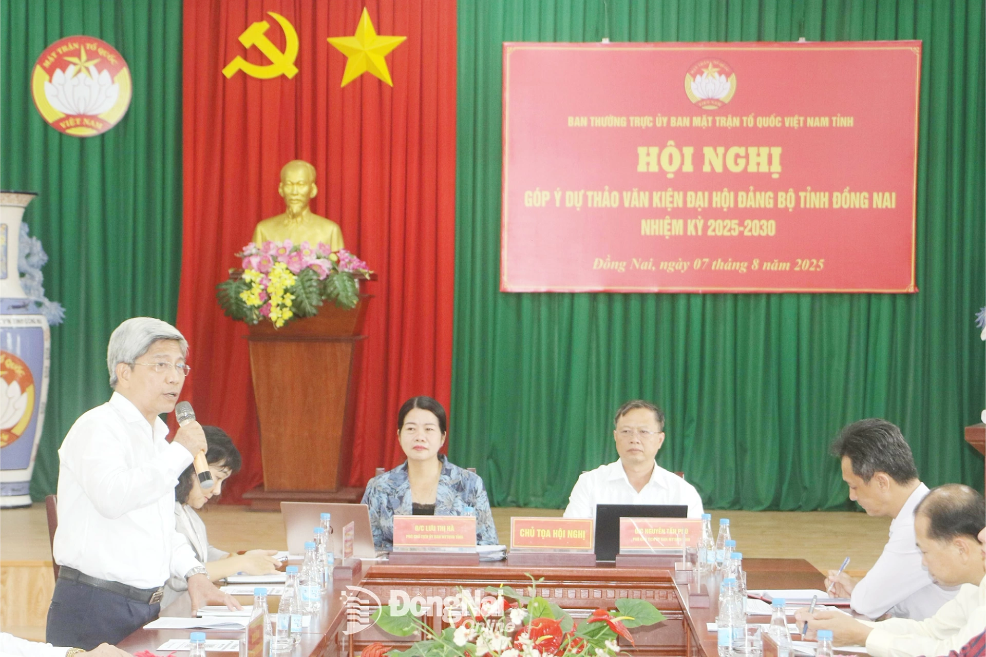 Vice Chairpersons of Dong Nai VFF Luu Thi Ha and Nguyen Tan Phu co-chair a conference to collect feedback on the draft documents for the 11th Provincial Party Congress for the 2025–2030 tenure. Photo: Van Truyen

