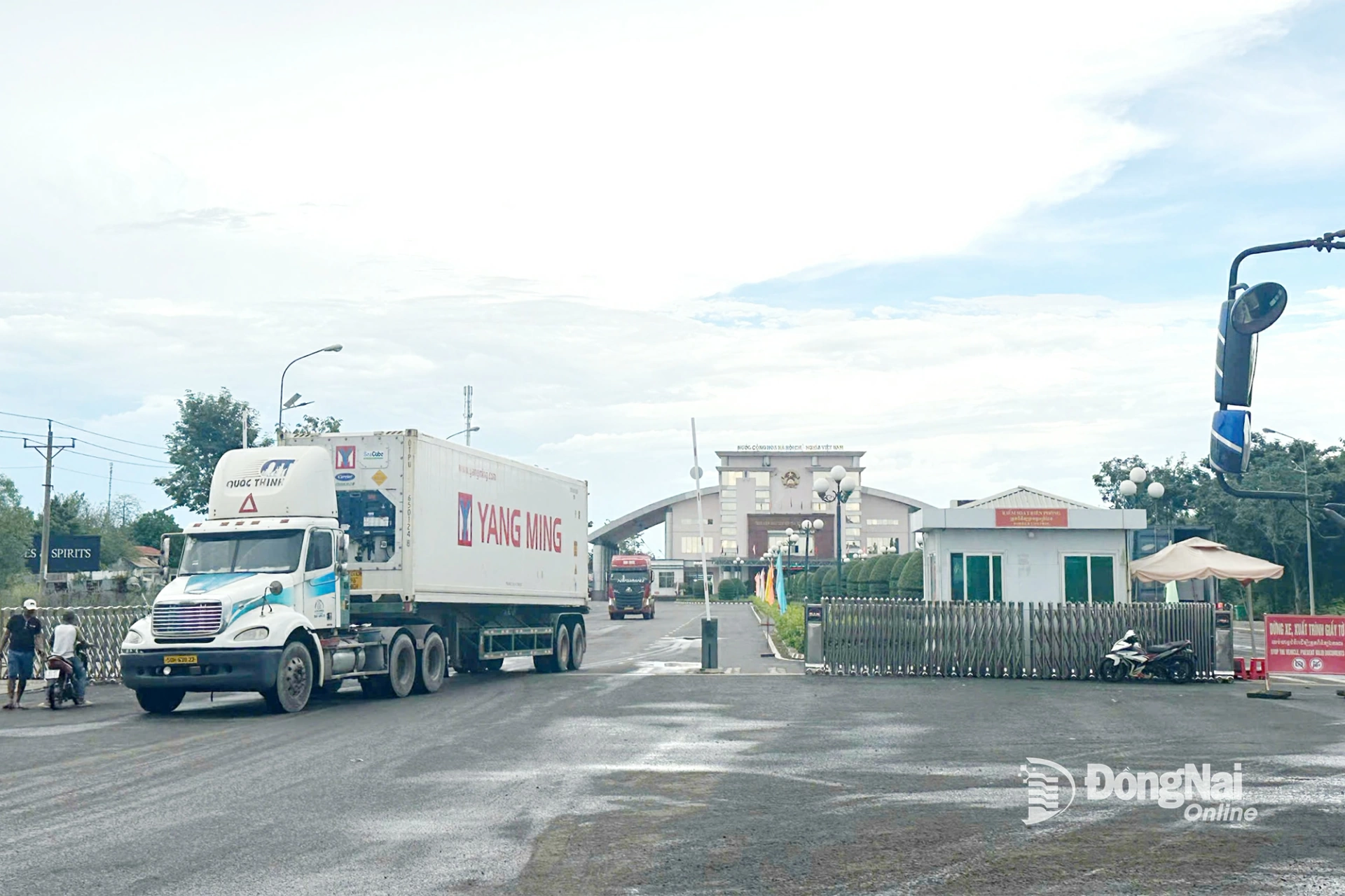 Goods import and export activities at Hoa Lu International Border Gate, Dong Nai province. Photo: Ngoc Lien

