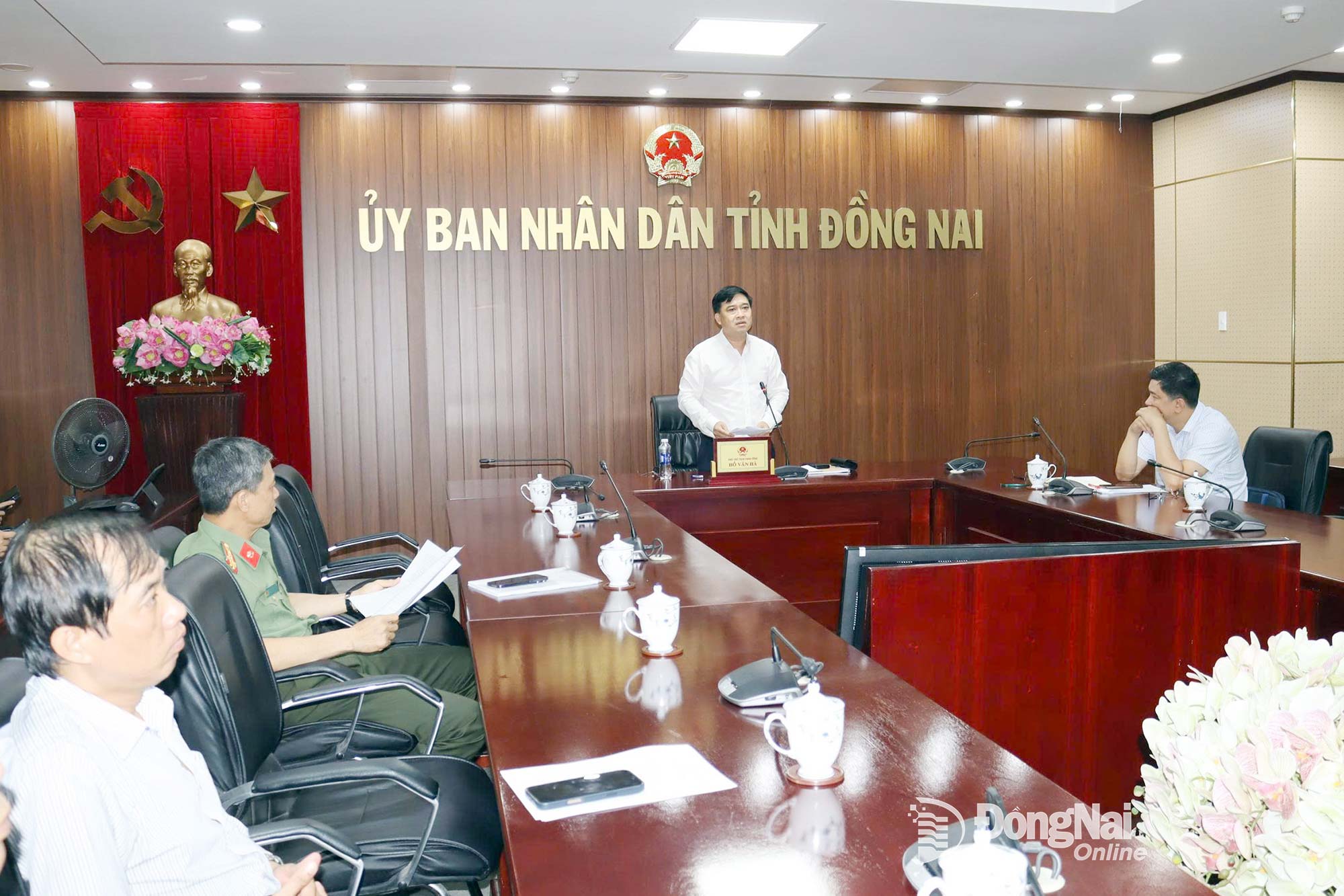 Member of the Provincial Party Committee (PPC) and Vice Chairman of the Dong Nai People’s Committee Ho Van Ha delivers a report at the meeting. Photo: Hoang Loc

