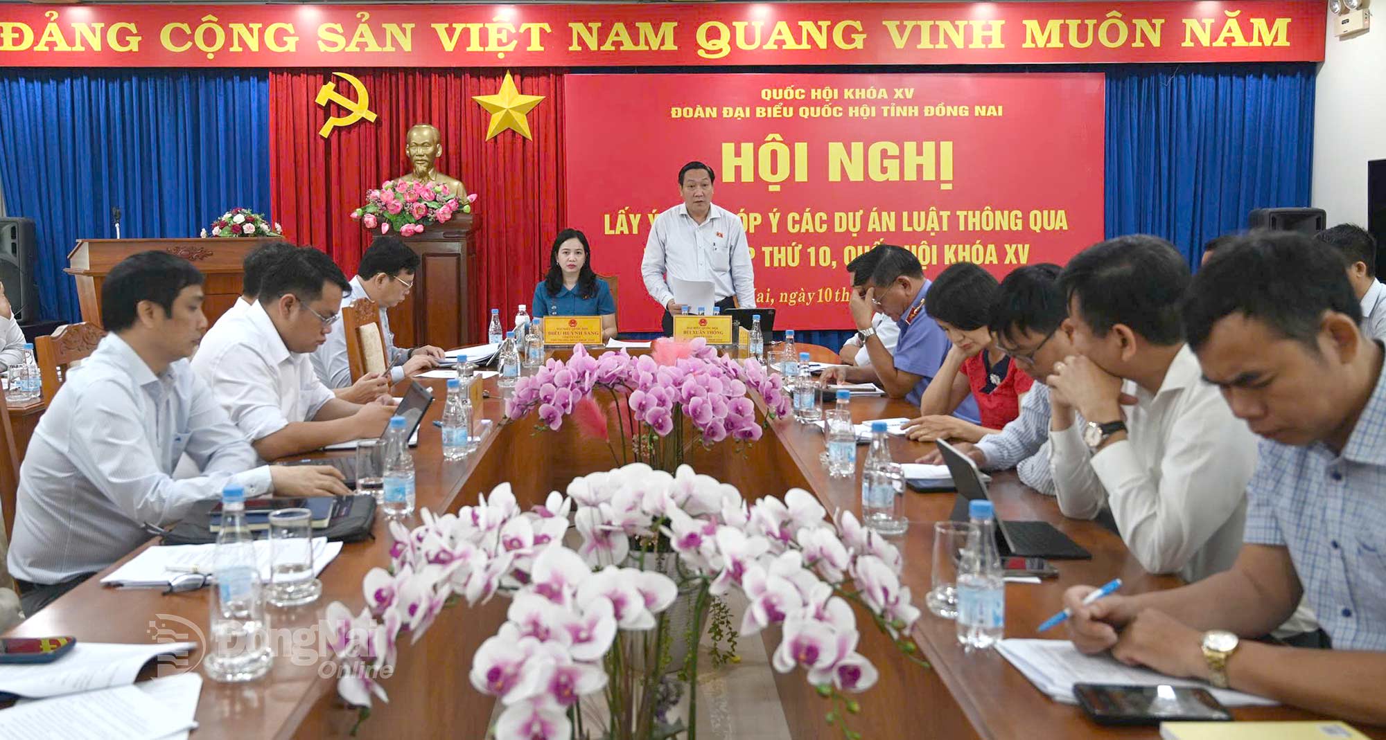 Member of the PPC, Deputy Head of the Dong Nai NA Delegation Bui Xuan Thong speaks at the conference. Photo: Pham Quang